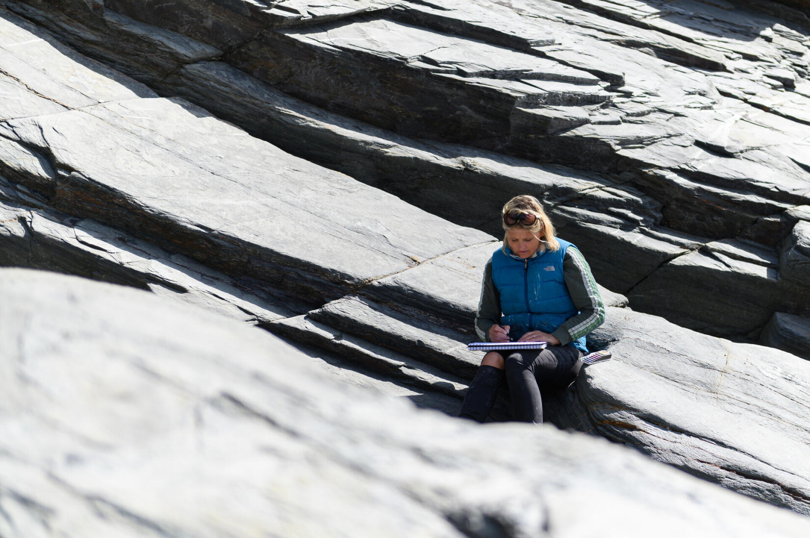 Dreya Bennett Watergate Bay residency - drawing on the rocks