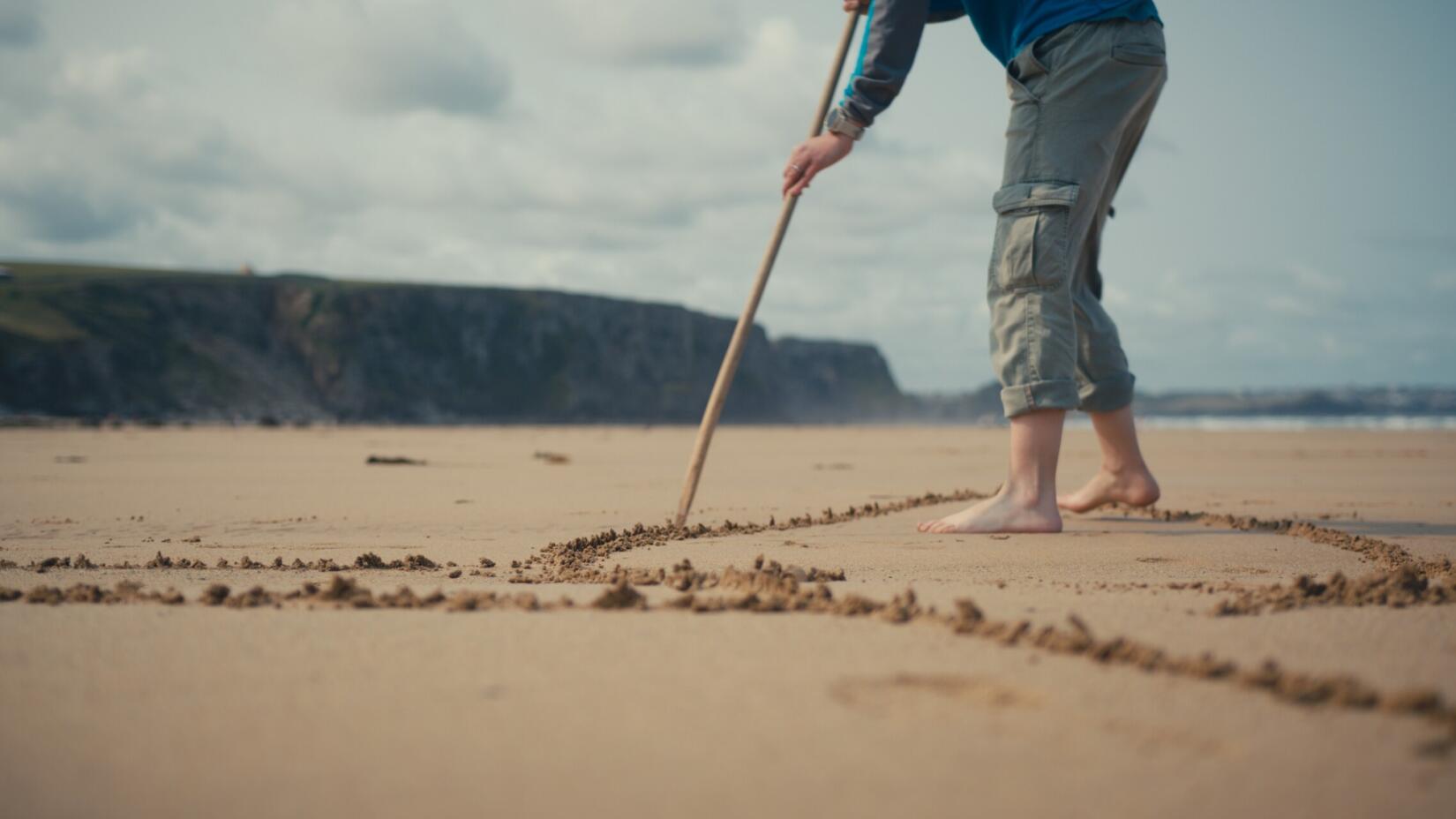 Sonia Shomalzadeh sand art marks on the sand Watergate Bay